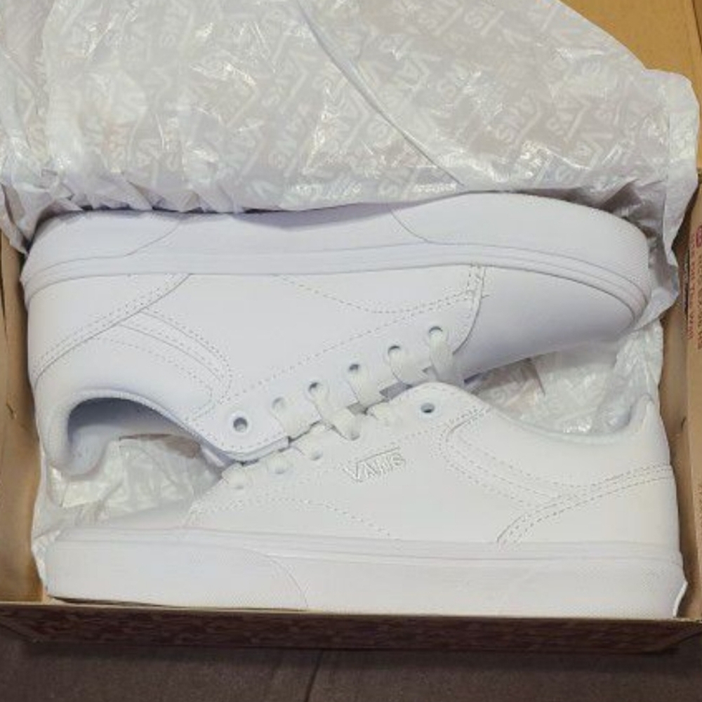 Seldan White Vans